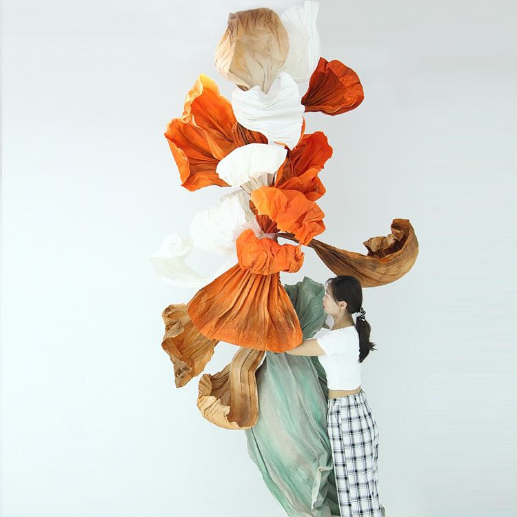 Instalare de artă de hârtie portocalie